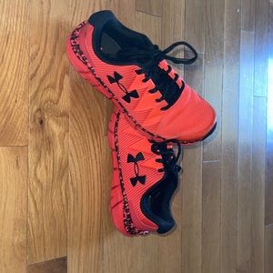 Nice Boys' Grade School Under Armour X Level Scramjet 2 Running Shoes. Size 2